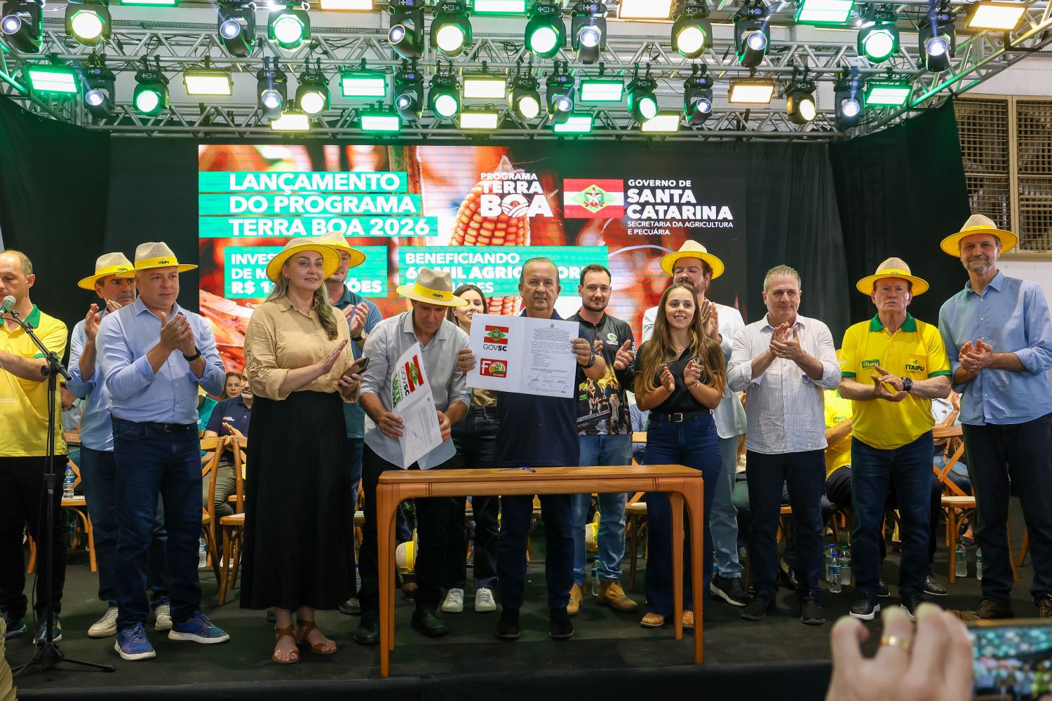 Governador anuncia R$ 137,8 milhões para o Terra Boa 2026 no Itaipu Rural Show em Pinhalzinho