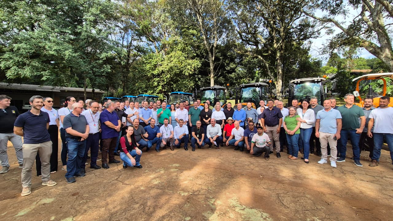 Governo do Estado entrega 43 equipamentos agrícolas em evento realizado em Chapecó